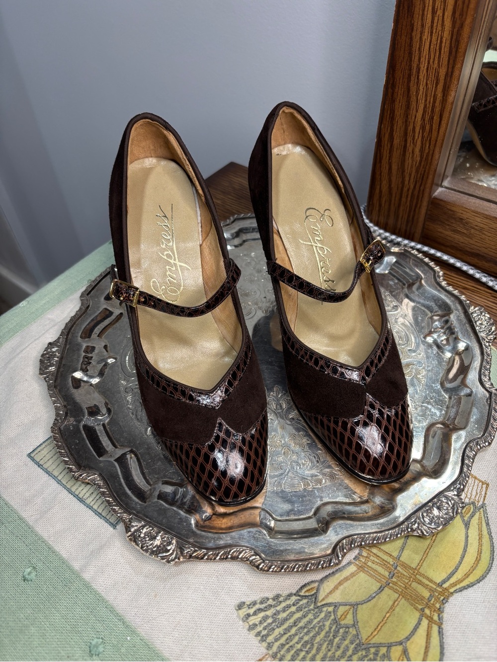 RARE VINTAGE Women's Brown Mary Jane Pumps with Textured Toe